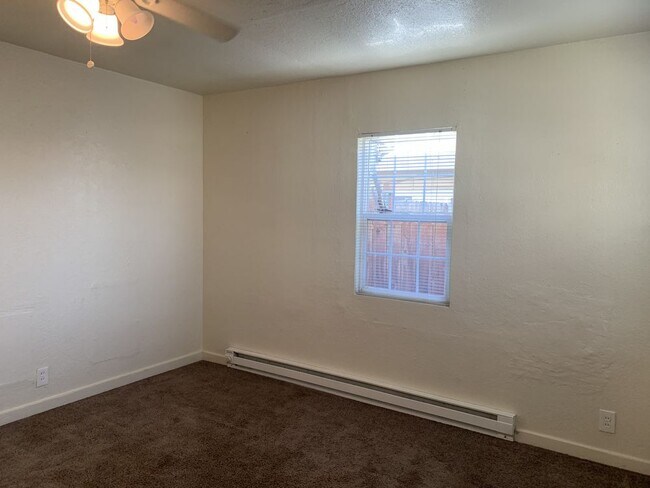 Foto del edificio - 2 Car Garage Large One Bedroom One Bath.