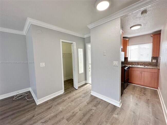 Foto del edificio - 1400 NE 56th St