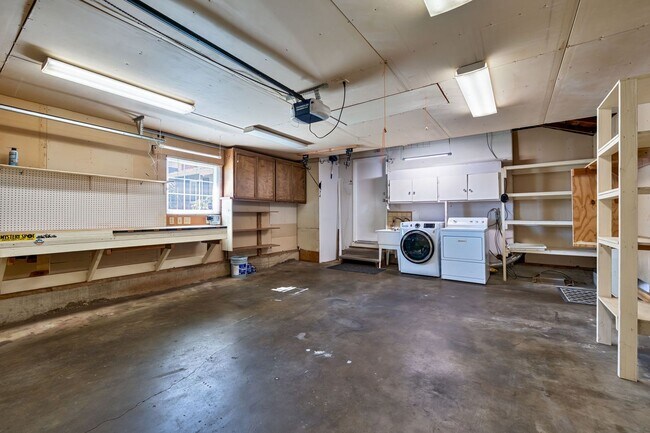 Foto del edificio - 3BR + Office Home in Excellent Condition with Storage Sheds and Garage Workspace!