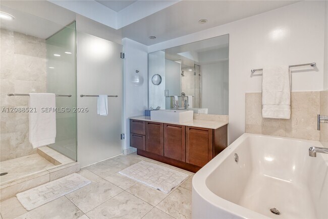 Foto del edificio - 250 Sunny Isles Blvd