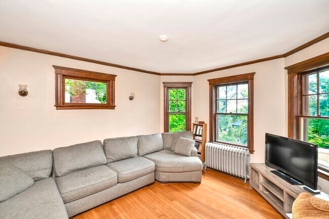 Building Photo - 103 Colbourne Cres