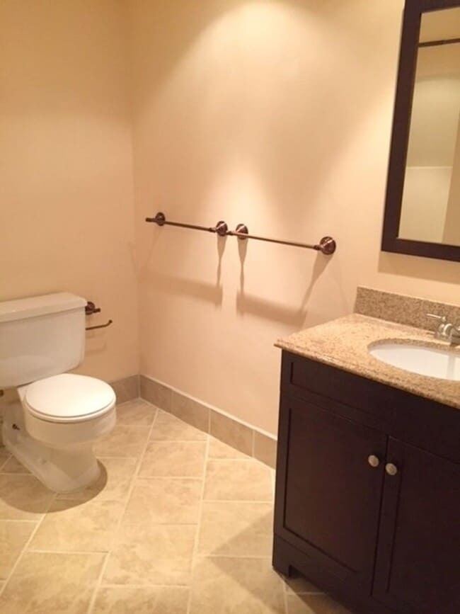 Building Photo - 802 Stratford Dr