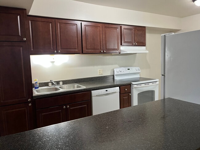 Building Photo - 3219 W Lake Ave