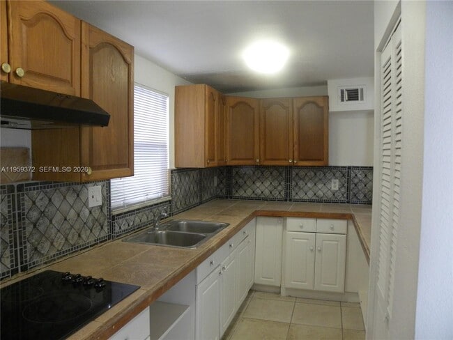 Foto del edificio - 25 NW 50th Ave