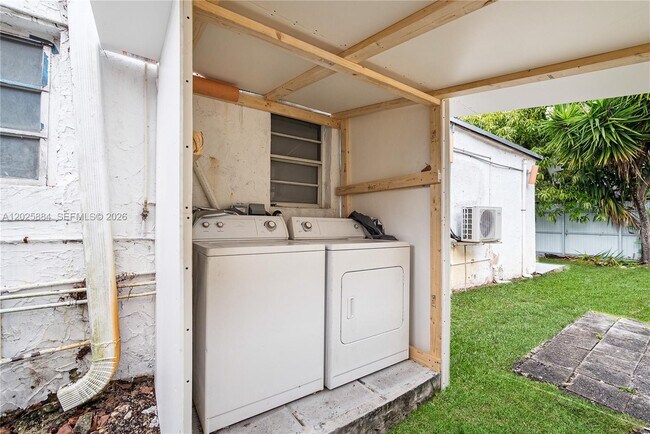 Foto del edificio - 2255 SW 10th St