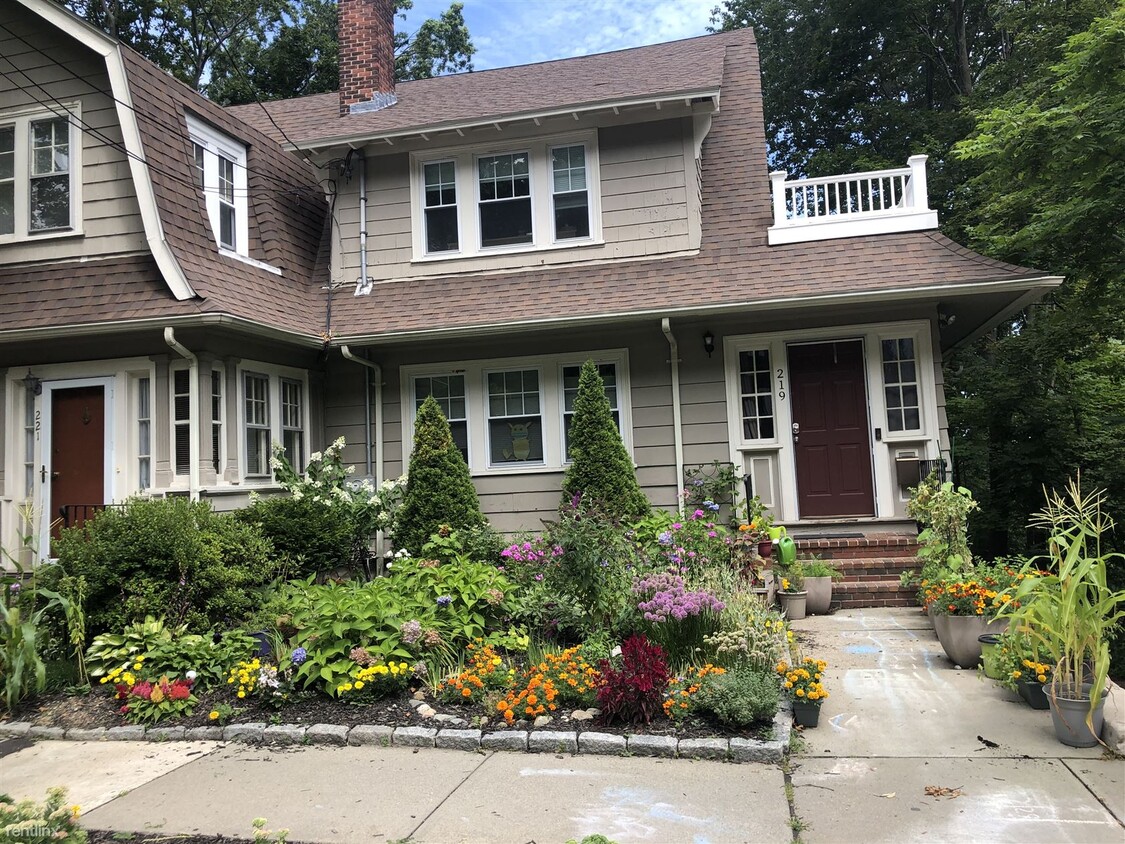 Primary Photo - 4 br, 2.5 bath House - 219 Mason Ter Unit 219