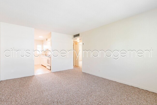 Foto del edificio - 3026 Fairway Ln