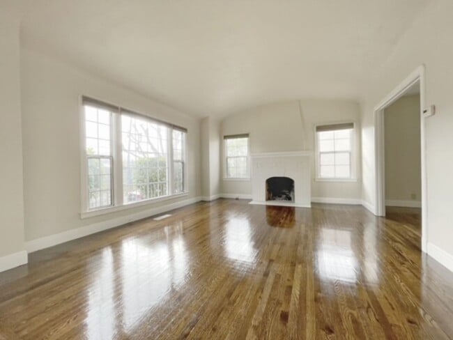 Building Photo - Updated Spacious home in Maxwell Park