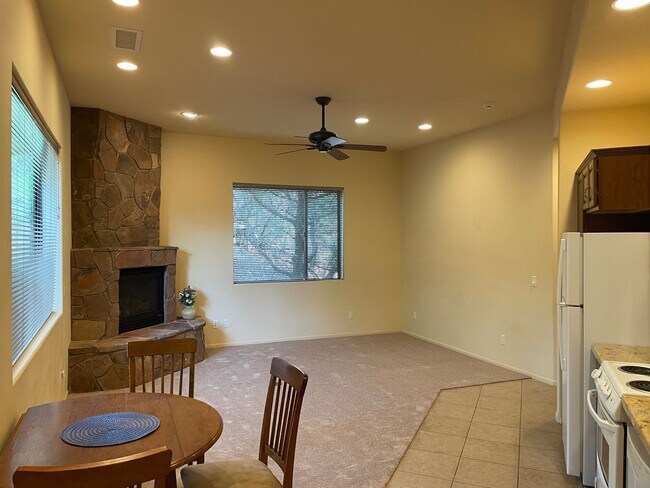 Building Photo - 250 Kachina Dr
