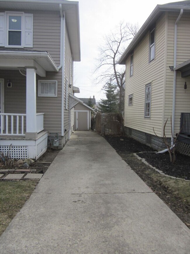 Building Photo - 1215 Sinclair Street - Three Bedroom Two S...
