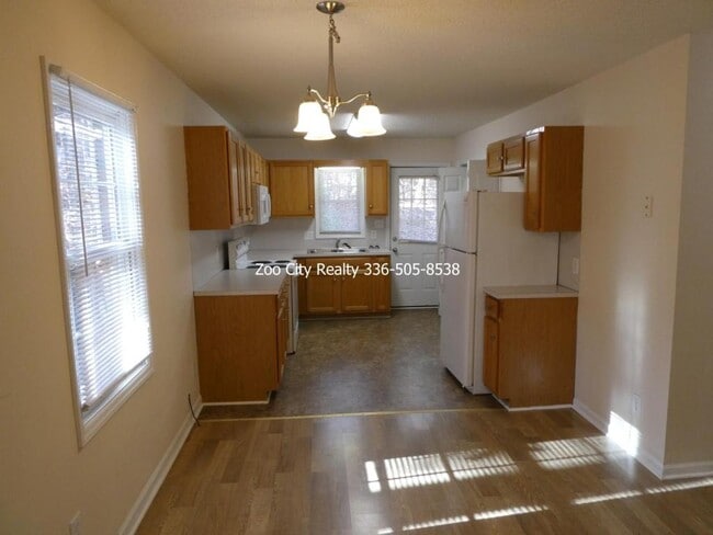 Foto del edificio - 730 Breeze Hill Rd