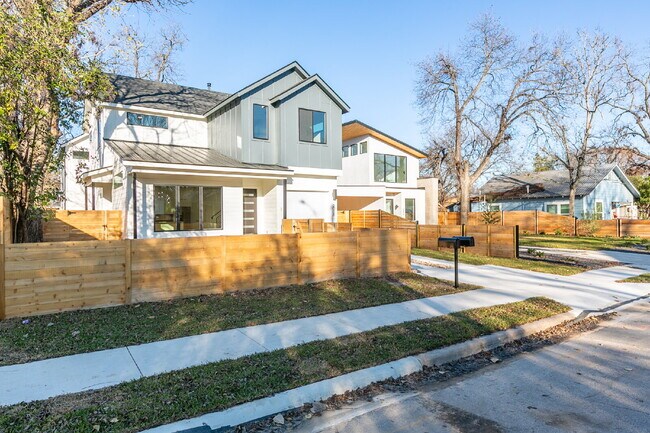Building Photo - Spacious 3-Bedroom Home in East Austin Holly Neighborhood with 2.5 Bathrooms