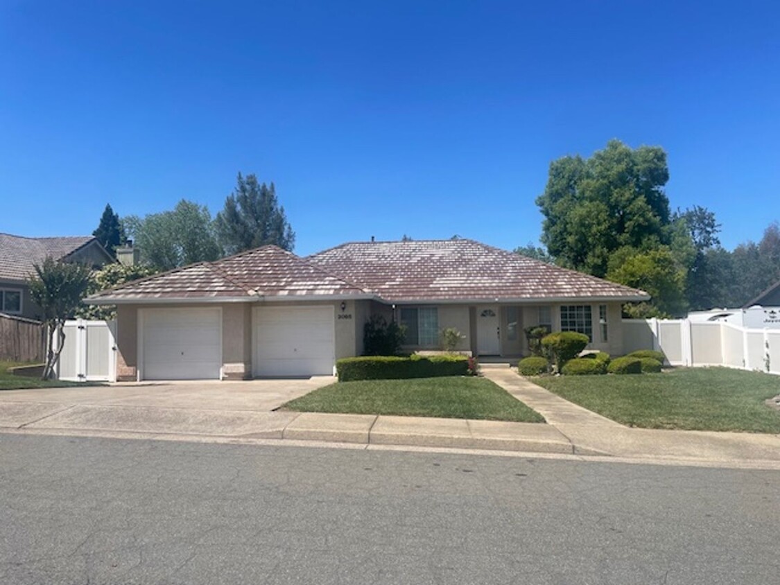 Primary Photo - PRICE REDUCED! 3 Bedroom Home in Placer Hi...