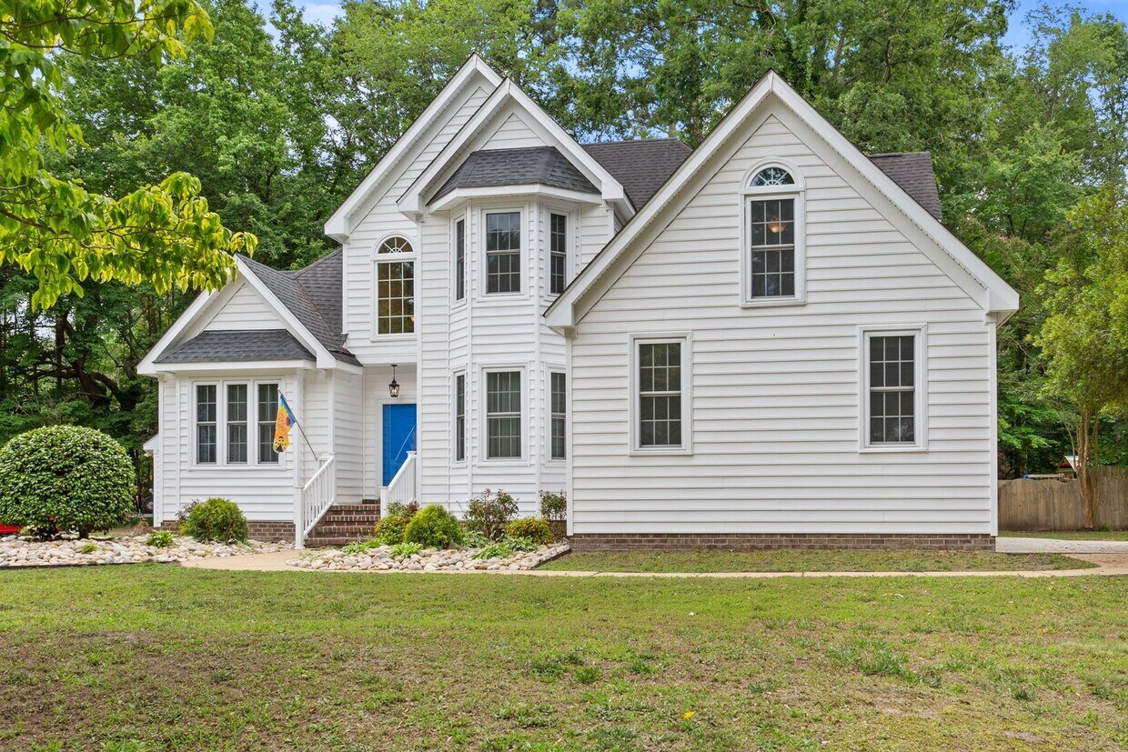 Primary Photo - 5BR/3BA with Fresh Paint and New Carpet in...