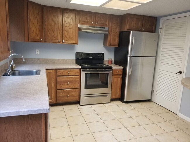 Building Photo - Two-Bedroom Townhome Across from Country Park