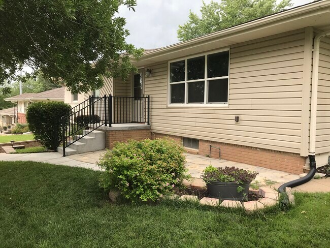 Building Photo - 2910 Irene St