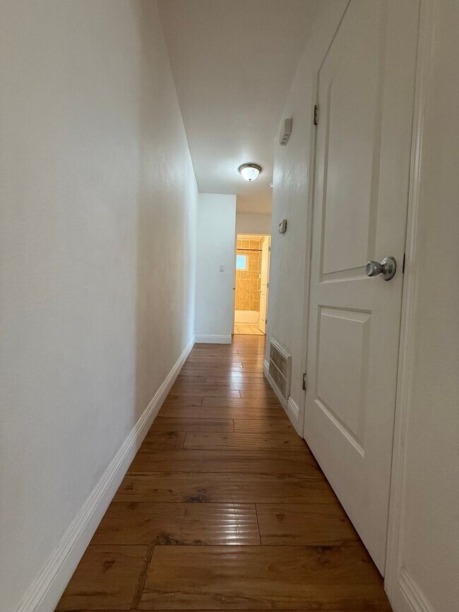 Foto del edificio - Charming 2-Bedroom Condominium for Rent in Gated Community!**