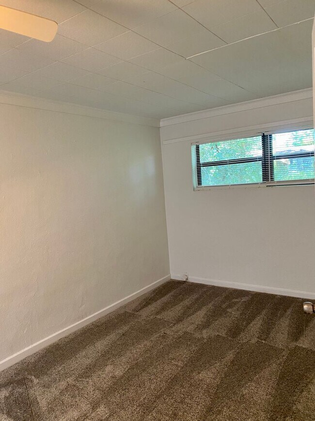 Foto del edificio - Cozy 1/1 duplex unit on a large lot - Available in June.