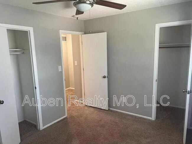 Foto del edificio - 6135-6141 Farrow Ave.