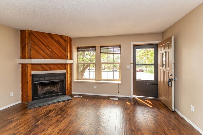 Foto del edificio - Charming 2 BR/2BA Townhome in Prime Rockrimmon Location!