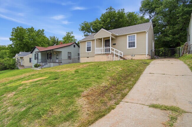 Photo - 1305 Bellevidere Dr House