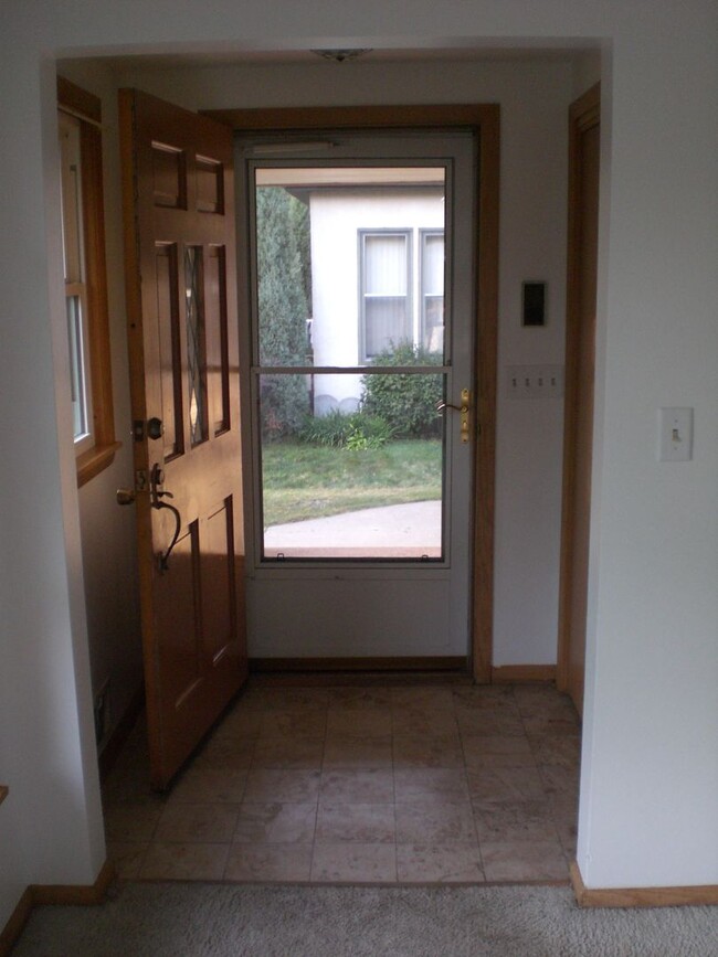 Building Photo - Enjoy Life on Lake Phalen, 3 bedroom, 2.5 ...