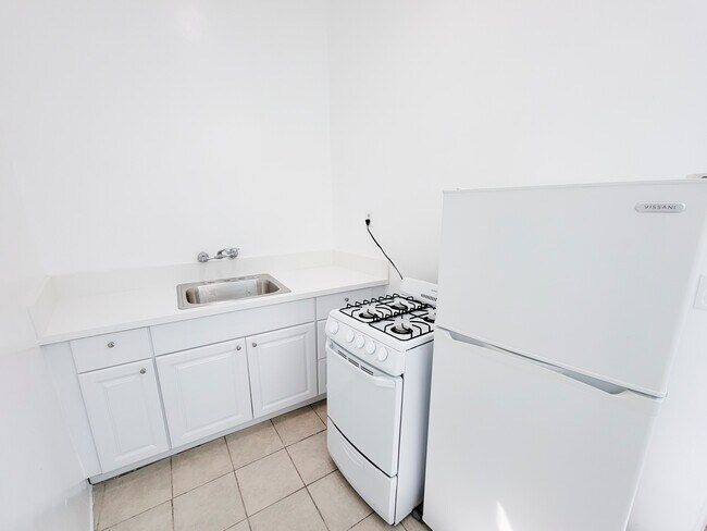 Building Photo - 2802 Waverly Dr