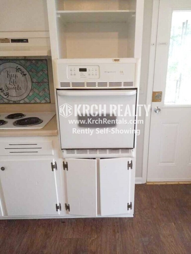 Foto del edificio - Beautiful 3-Bed 1-Bath Home w/ Large Kitch...