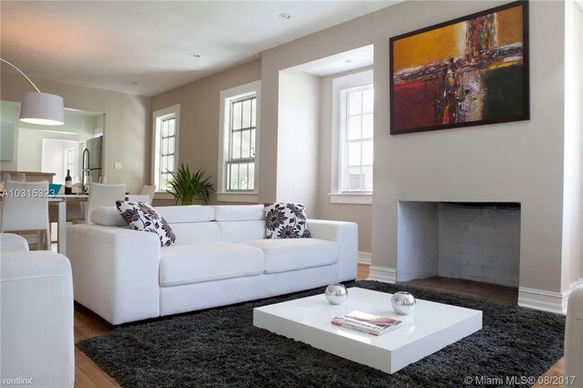 Foto del edificio - 820 NE 82nd St