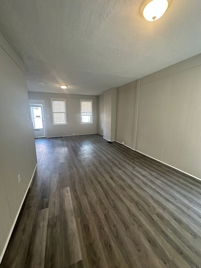 Building Photo - 3 Bed, 1 Bath Townhome