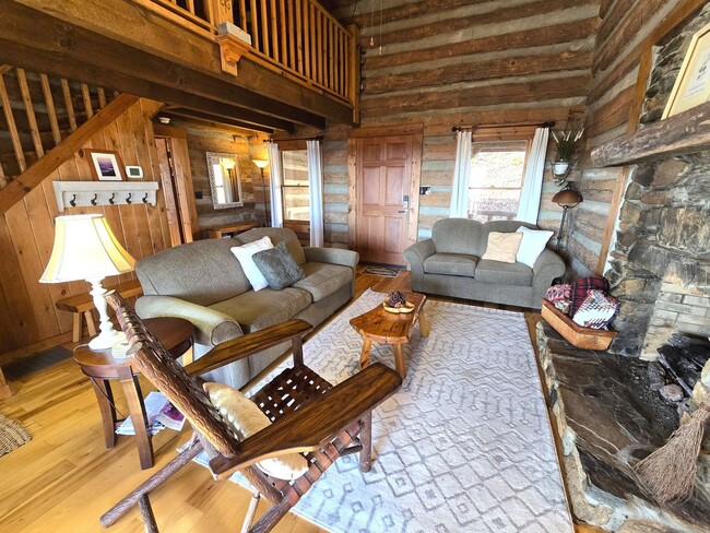 Foto del edificio - Beautifully Furnished Log Cabin in Paved S...