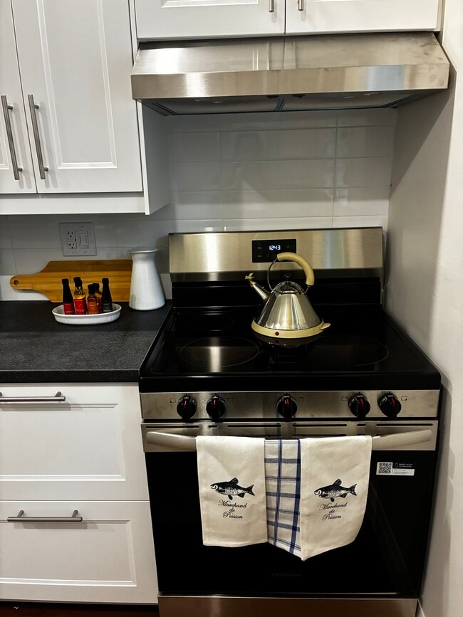 Building Photo - 2 bedroom apartment; luxury - Bloor West Village, Toronto
