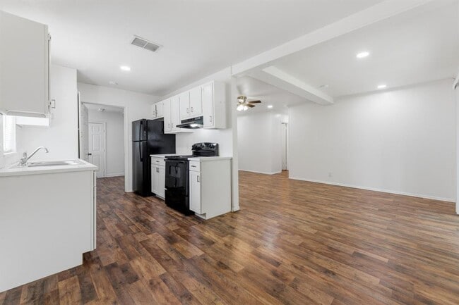 Building Photo - 6601 Stonleigh Pl