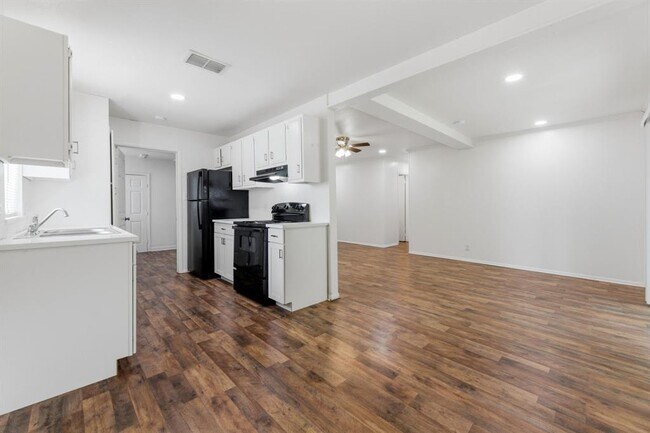 Foto del edificio - 6601 Stonleigh Pl