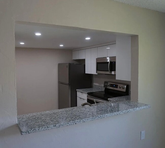 Building Photo - 11285 N Kendall Dr