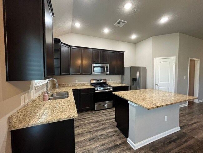 Building Photo - Beautiful 3 bed/2 bath home in great location