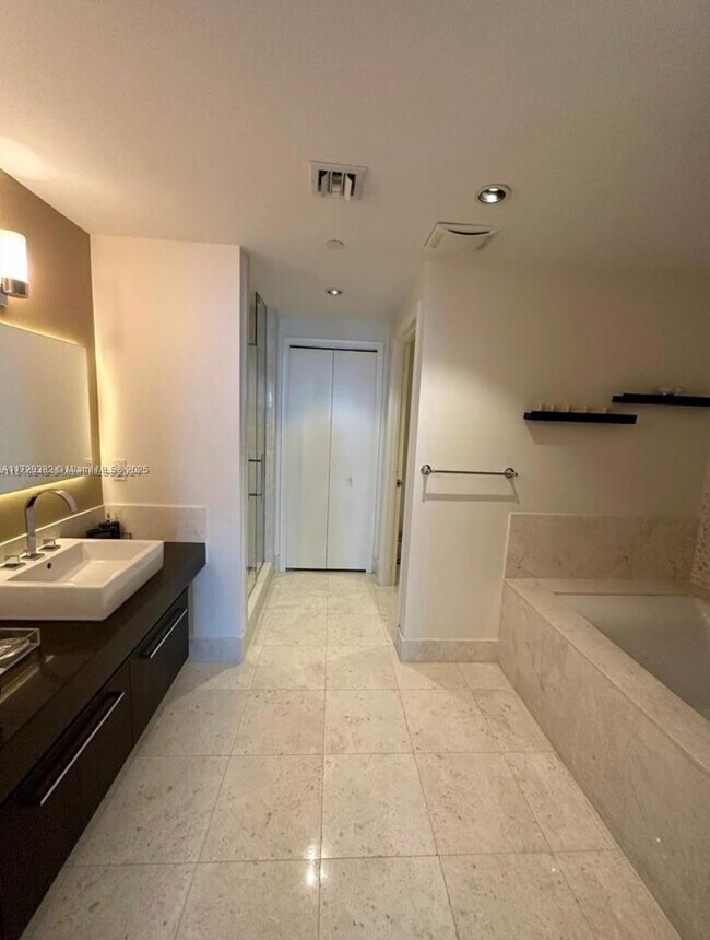 Foto del edificio - 17121 Collins Ave