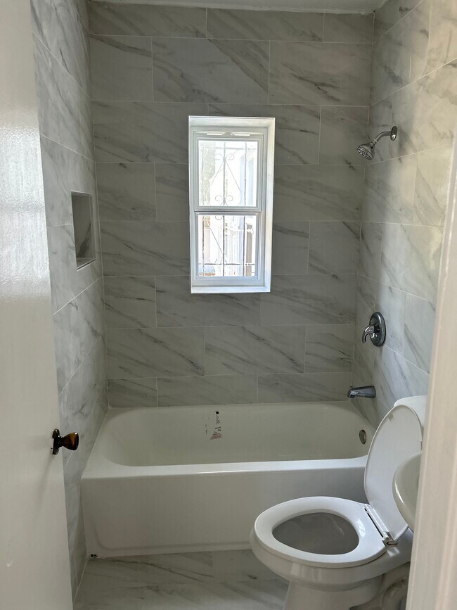 Foto del edificio - 110 NW 69th St