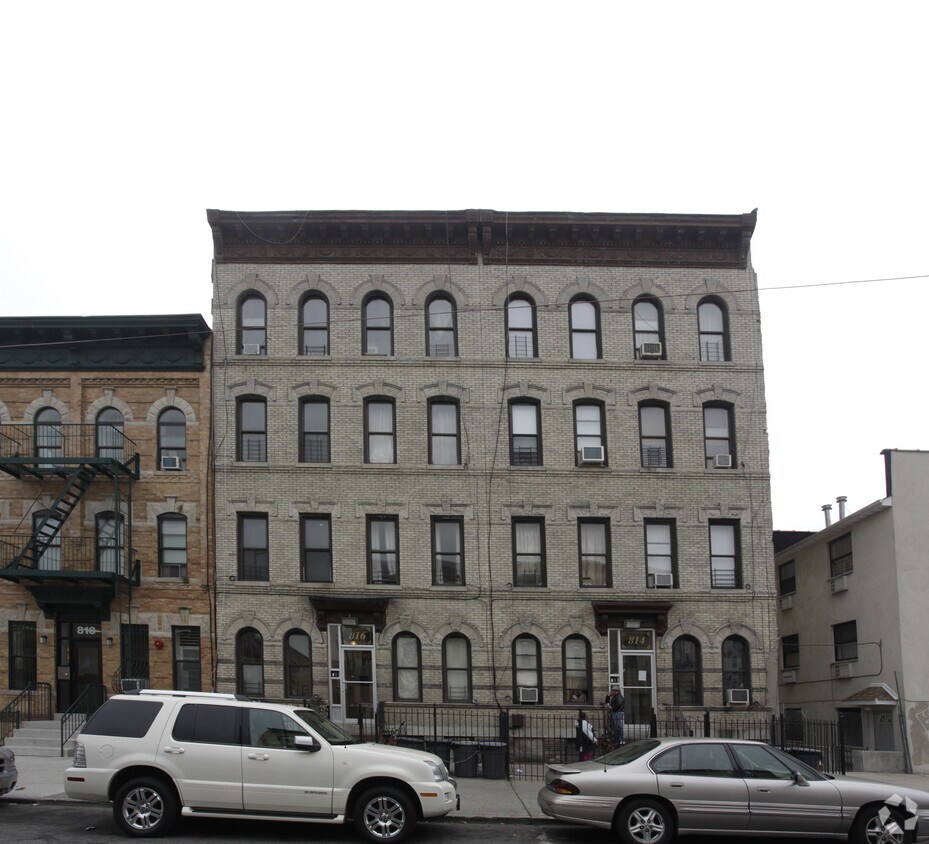 Foto del edificio - 814-816 Knickerbocker Ave