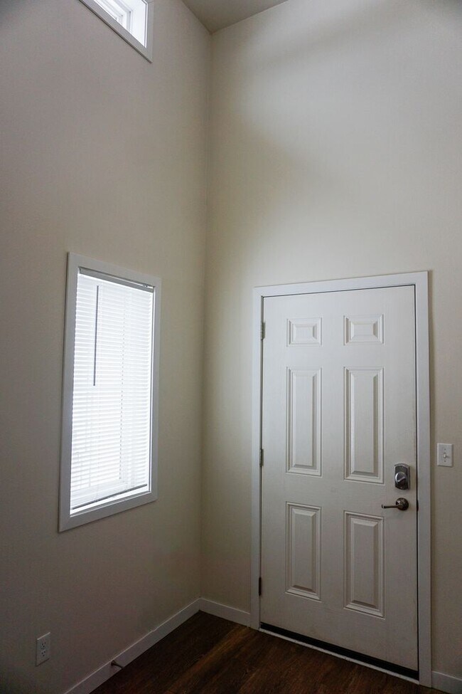 Foto del edificio - 3 Bed 2 Bath Twin Home