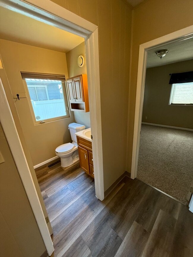 Building Photo - 532 Parkhill Dr