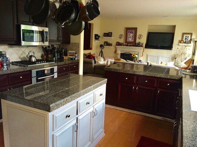 Building Photo - 850 Meadow View Dr