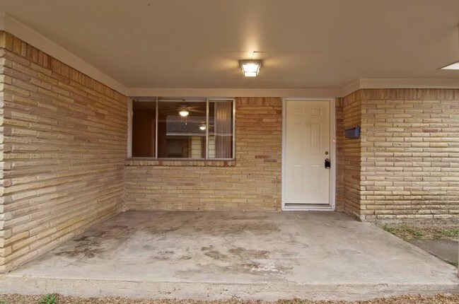 Building Photo - 2414 Lanark Ave