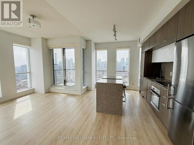 Photo du bâtiment - 55 Regent Park Blvd