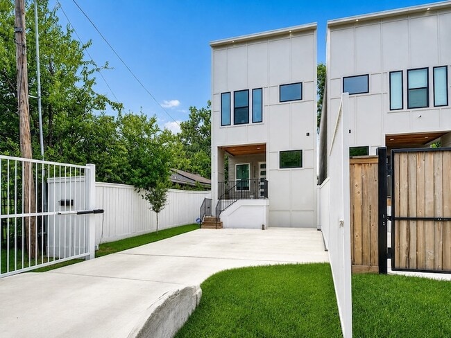 Building Photo - 2208 Bleker St