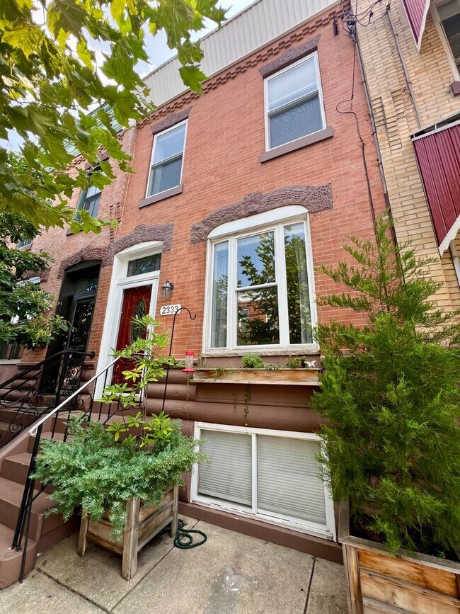 Foto del edificio - Stunning 3-Bedroom Townhome in South Philadelphia! Available February 1st!