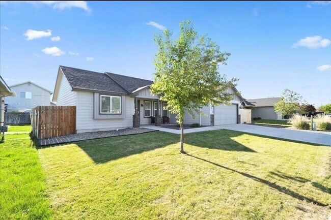 Building Photo - Beautiful Modern Home in a Nice Neighborhood
