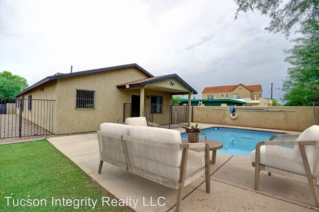 Building Photo - 1122 E 7th St