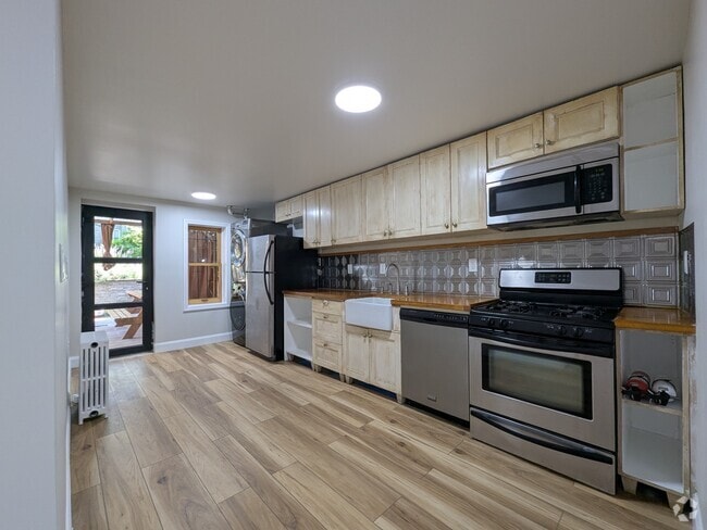 Building Photo - 868 Saint Johns Pl