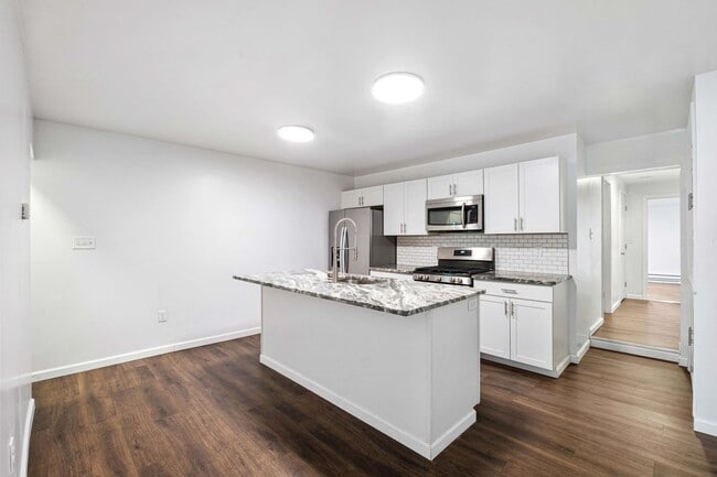 Totally Updated 3 bed, 3 bath, AMAZING loc... - Totally Updated 3 bed, 3 bath, AMAZING loc... House